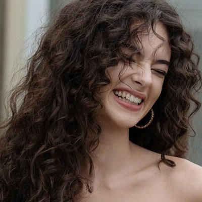Deva Cassel xinh đẹp với mái tóc xoăn hippe.