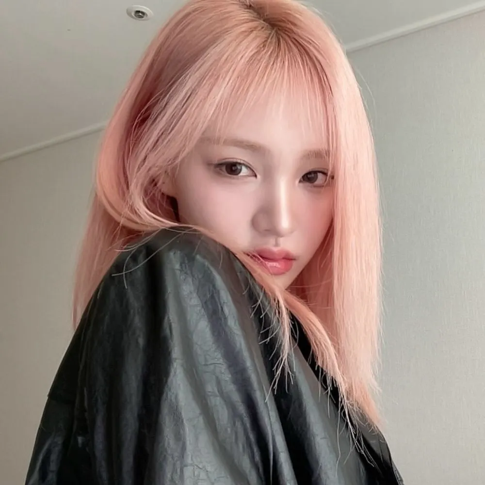 Hình ảnh Liz (IVE) với màu tóc hồng.
