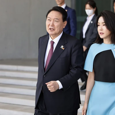 phong cách thời trang nổi loạn của Kim Keon Hee