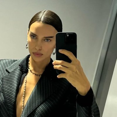 Irina Shayk đang chụp hình trước gương