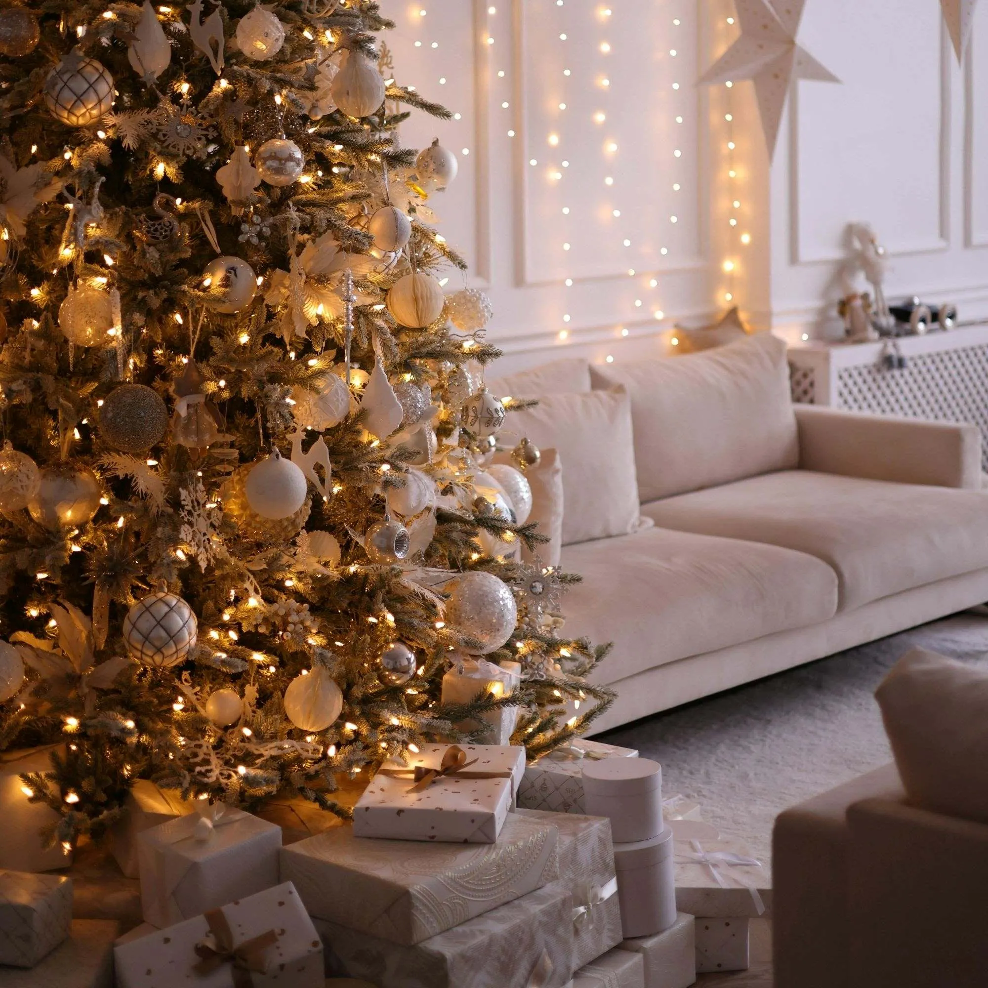 Dây đèn nhấp nháy được treo trên cây thông Giáng sinh