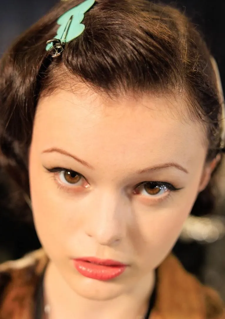 Trang điểm môi đỏ nhung và kẻ mắt mảnh lấy cảm hứng từ các minh tinh Hollywood thập niên 1950.