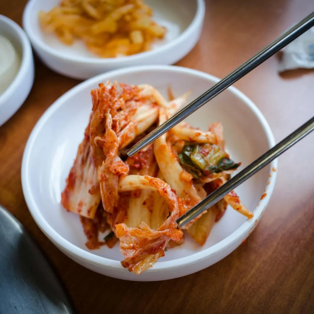 dĩa kim chi và đôi đũa