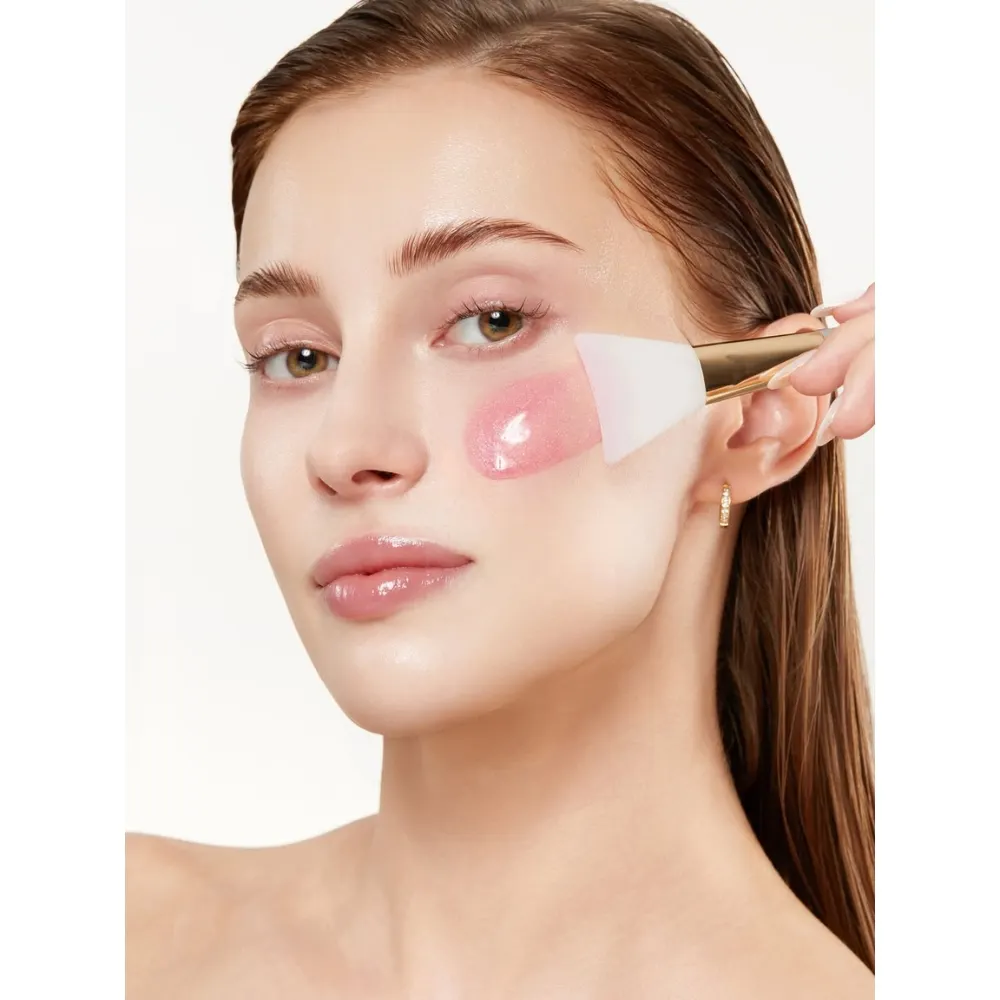 Cô gái quét sản phẩm peel da bằng cọ.