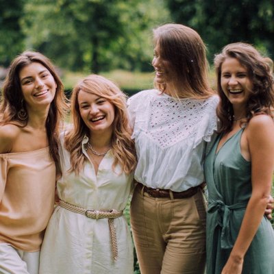 chị em gái vui vẻ trong ngày Sisters Day
