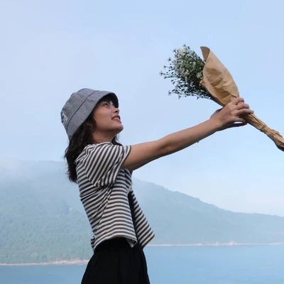 thumb elle voice hóa thân ánh sáng