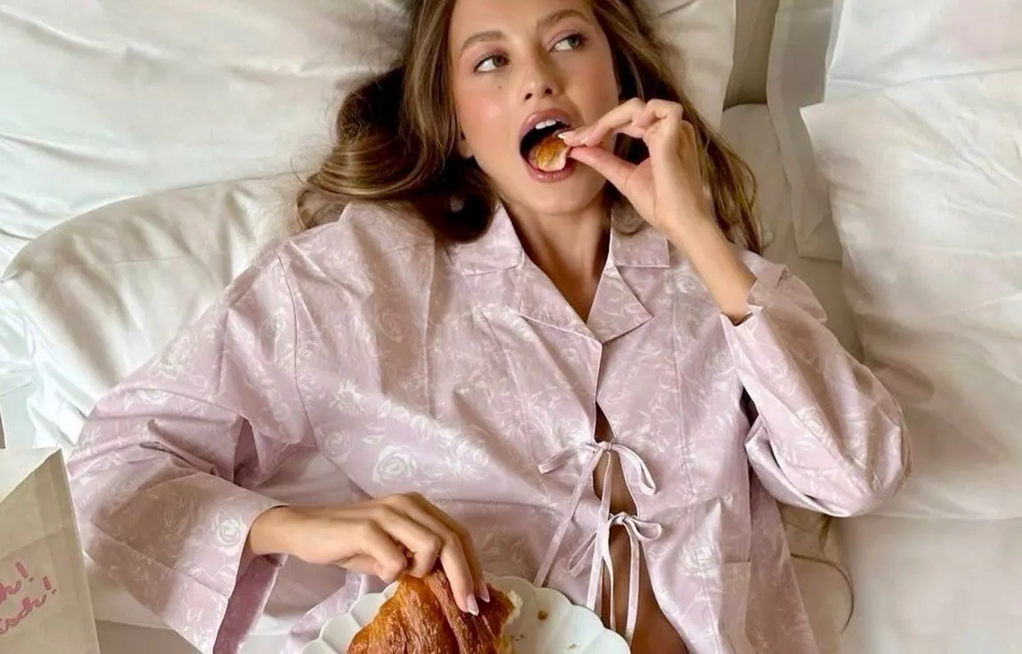 Cô gái đang ăn khuya trước giấc ngủ.