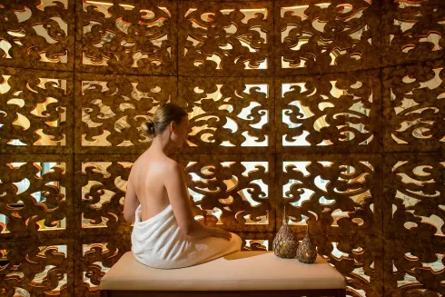 Các phòng trị liệu có không gian rộng thoáng với tường được phủ da màu kem pha chút cà phê sữa tạo cảm giác dễ chịu. Mỗi phòng đều được trang bị giường Earthlite, loại giường spa cao cấp thế giới và với ra trải giường bằng loại vải đẳng cấp thế giới, khăn tắm hiệu Frette danh tiếng. 