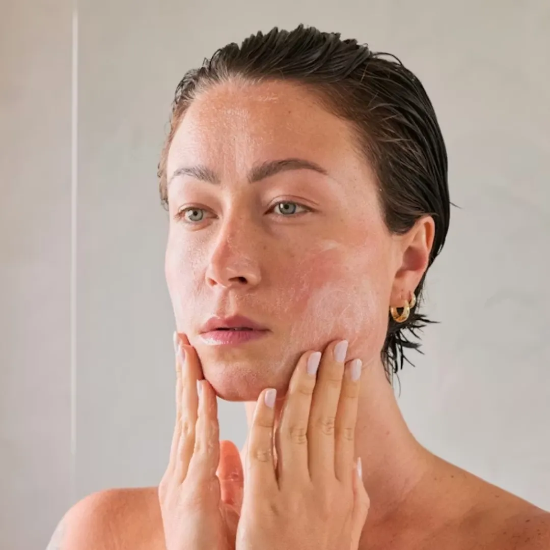 Làn da người mẫu bị tổn thương do tác động từ môi trường nên cần xài vitamin C