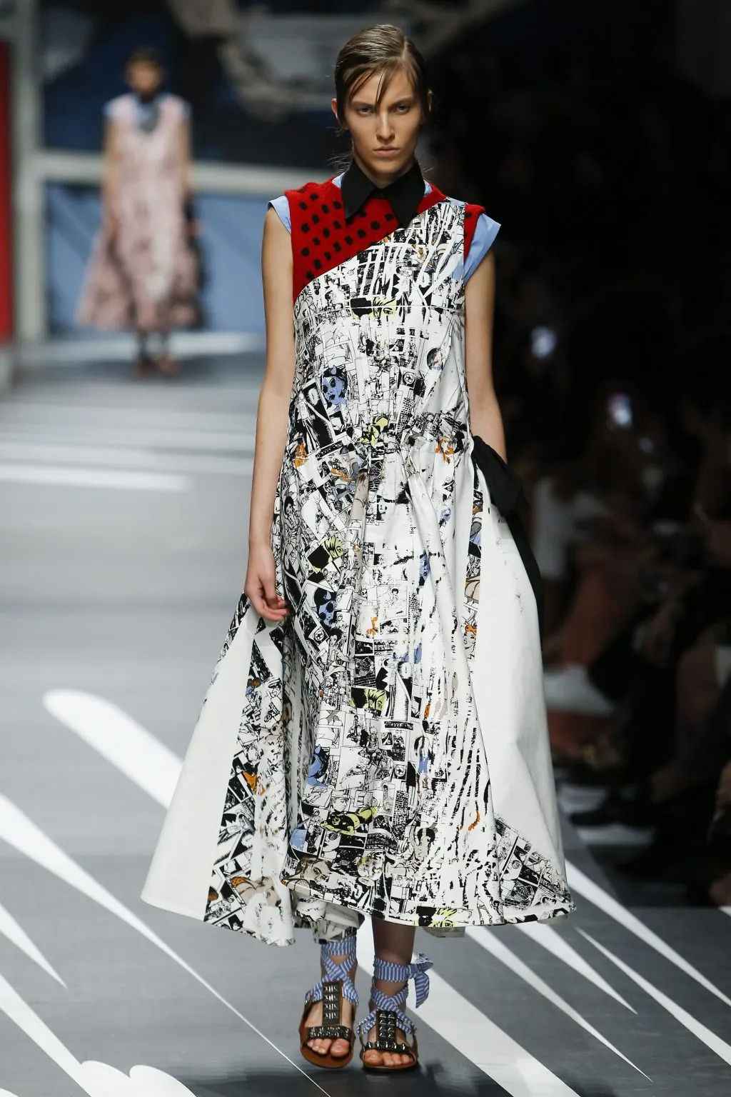Prada Ready-to-wear Xuân 2018: Về những người phụ nữ mạnh mẽ, náo nhiệt và đầy sức quyến rũ