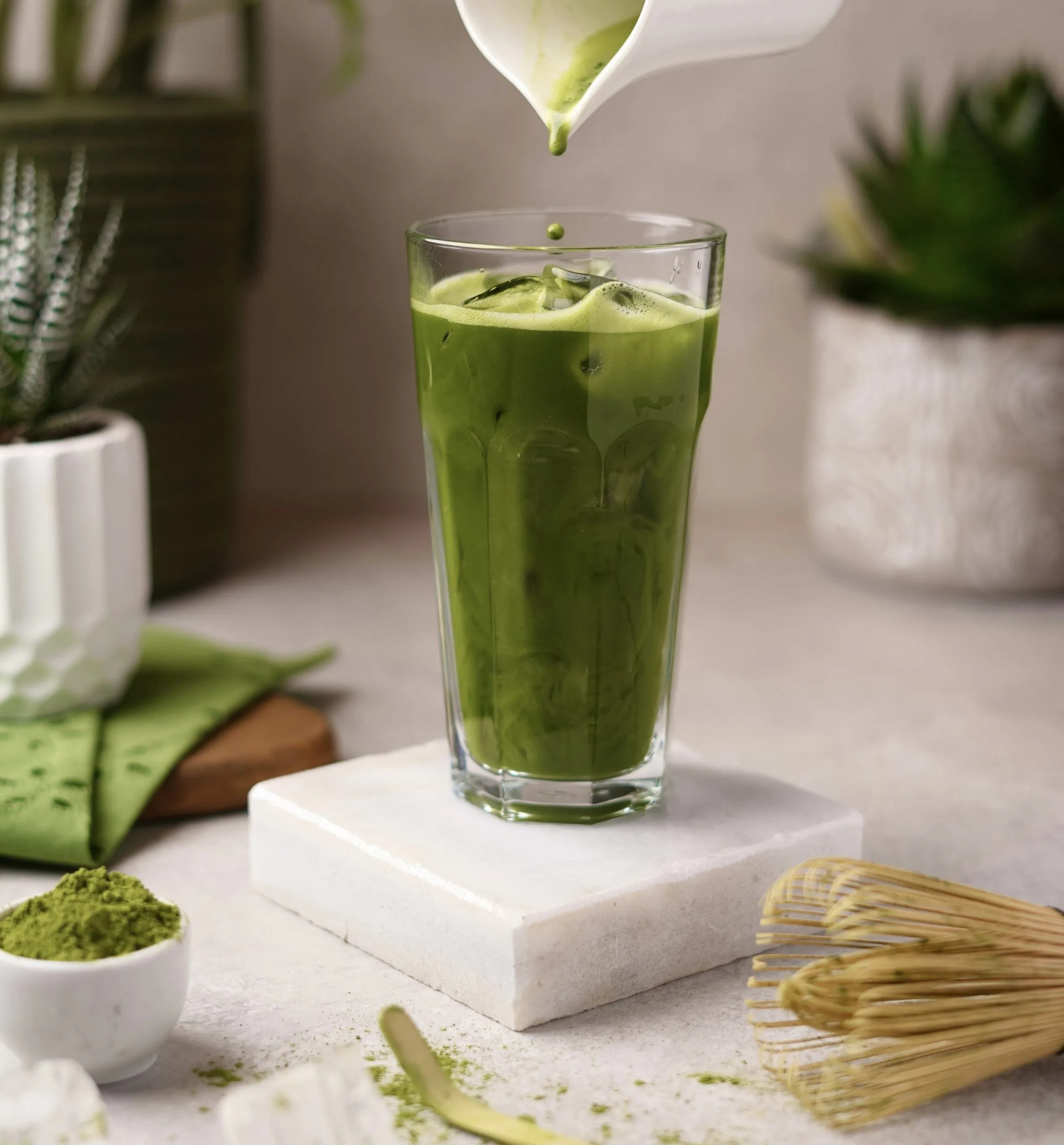 Ly matcha thơm ngon trên bàn có thể gây rụng tóc.