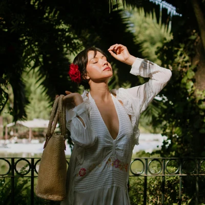 cô gái mặc áo trắng ngước nhìn lên trời tử vi ngày 29/1/2026