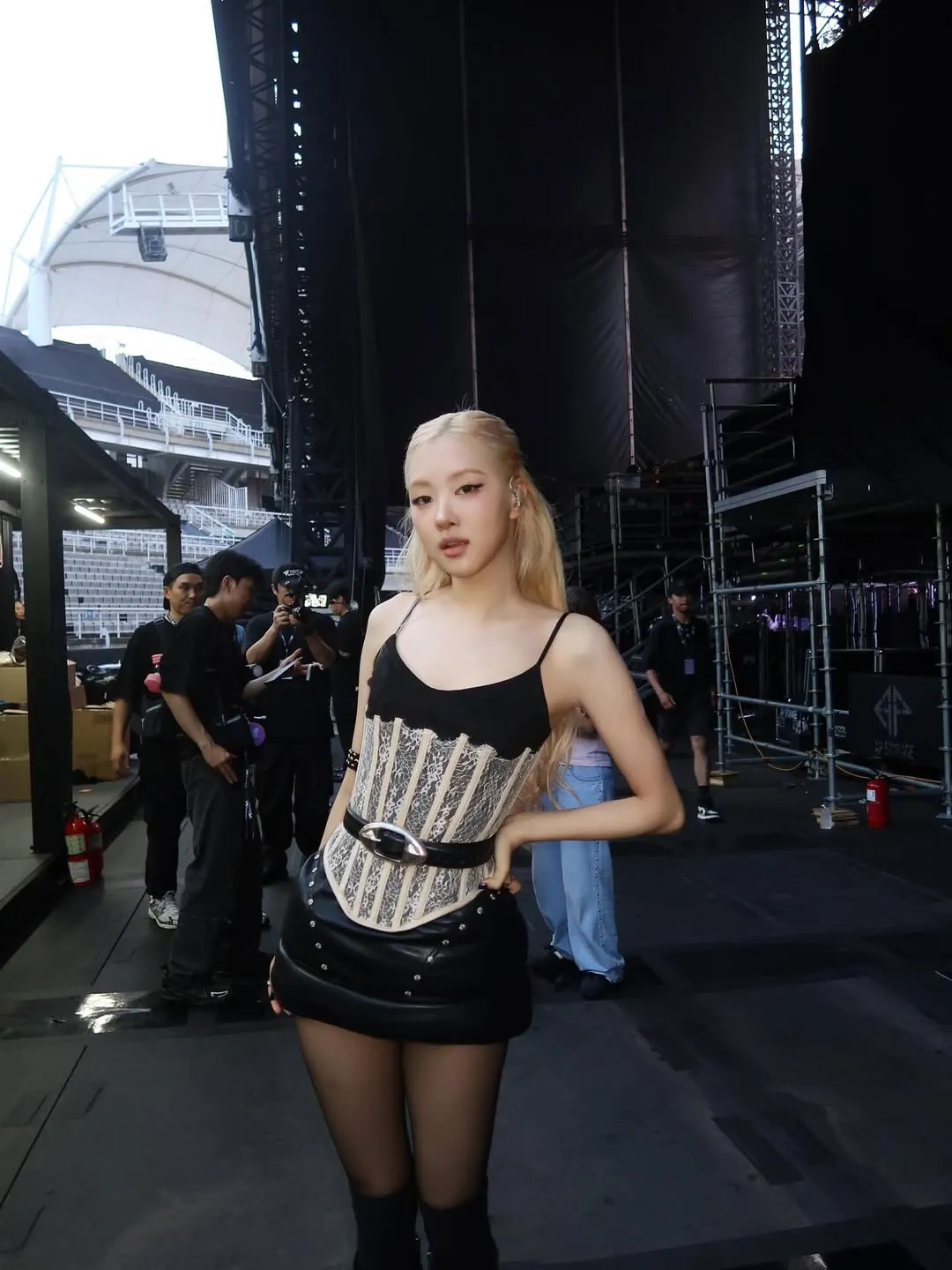 rose diện corset tại hậu trường DEADLINE 2025