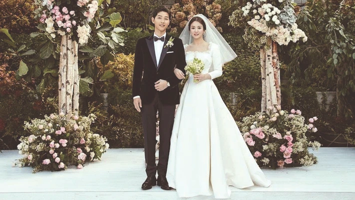 Cận cảnh quá trình làm nên chiếc đầm cưới Dior của Song Hye Kyo