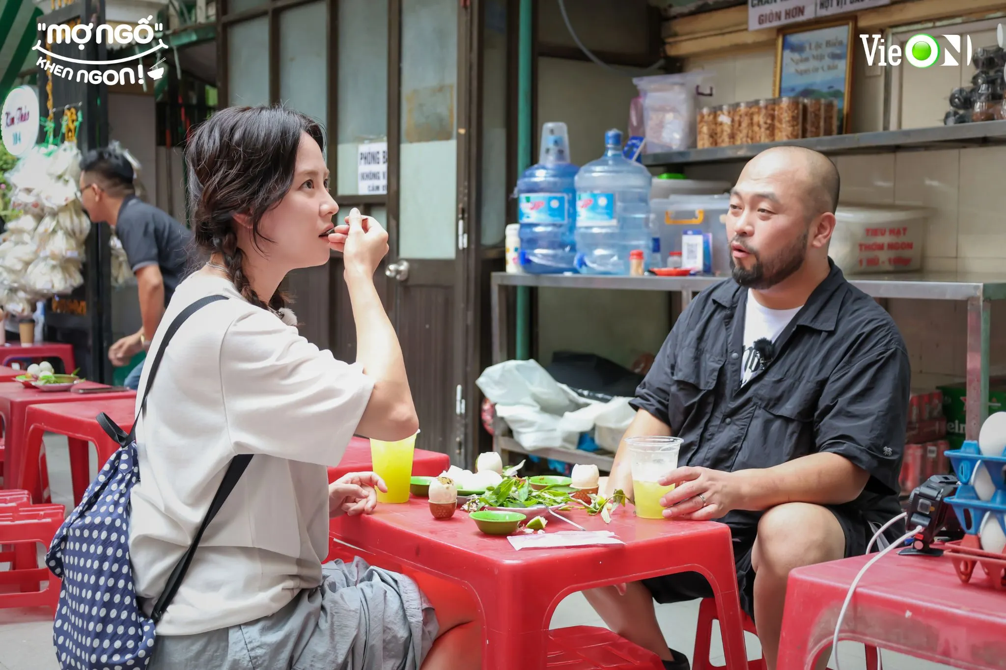 Song Ji Hyo thương thức ẩm thực Việt Nam tại Thành phố Hồ Chí Minh.