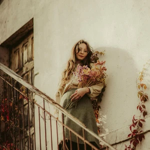 cô gái ôm hoa tử vi ngày 3/12/2025