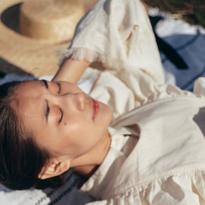 hai cô gái nhắm mắt dưới ánh nắng