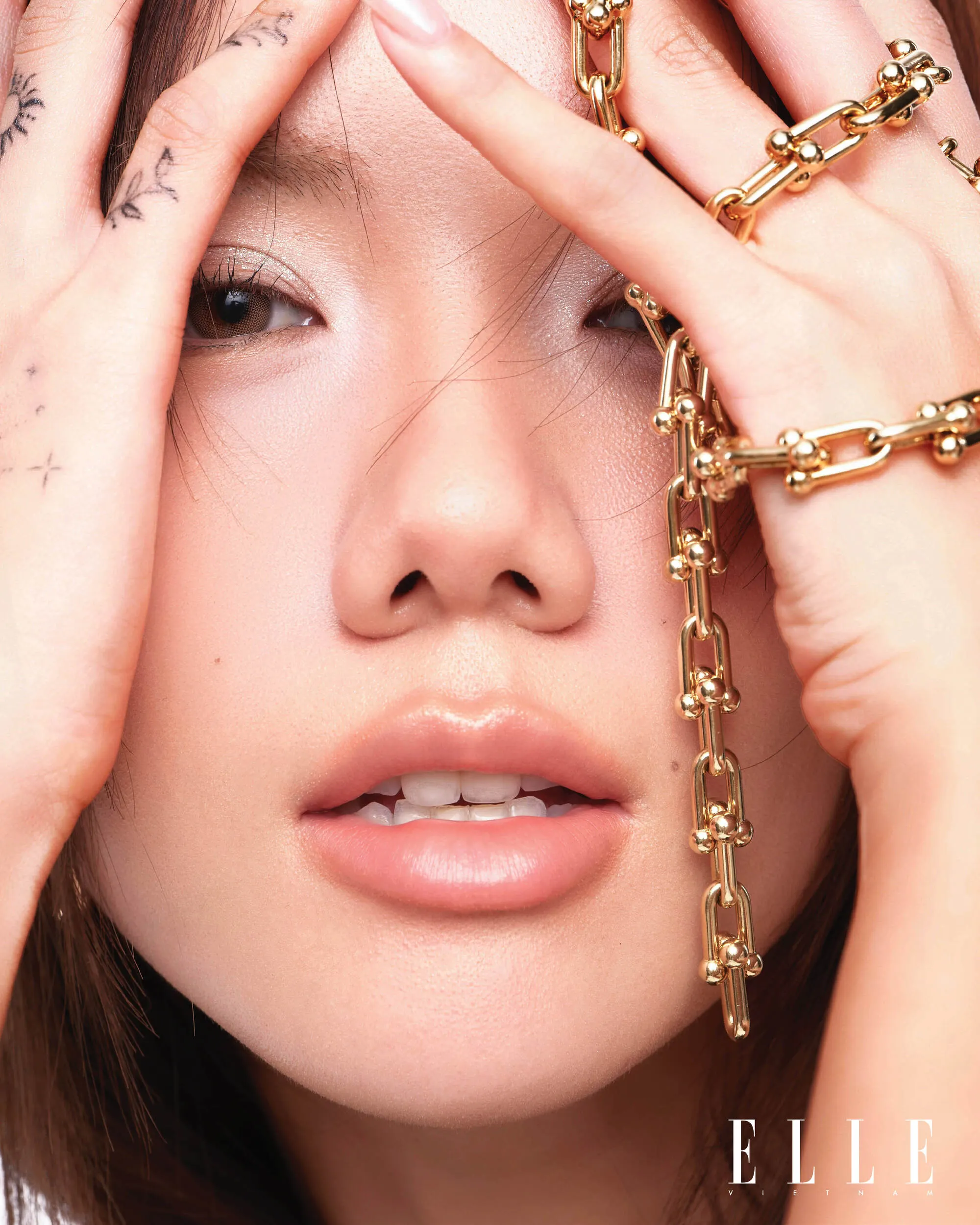 Phương Ly nhất quán trong hình ảnh và âm nhạc.