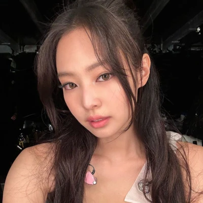 jennie kim - kiểu tóc buộc nửa đầu