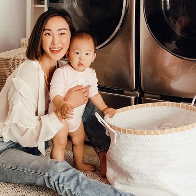 Trang phục ở nhà của Chriselle Lim - áo sơ mi trắng và quần jeans