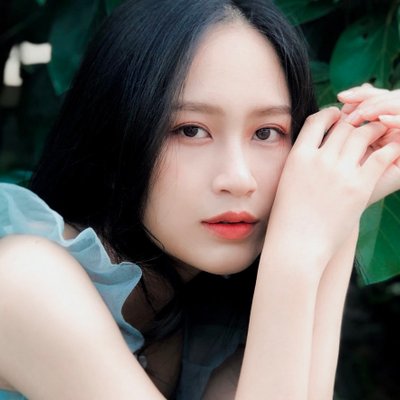 sản phẩm cho eye area cô gái đầm xanh ngồi chống tay