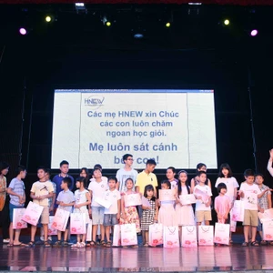 Các con đạt danh hiệu học sinh giỏi năm học 2014 – 2015 nhận quà từ “các mẹ” HNEW.