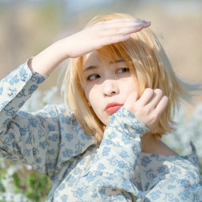 cô gái đưa tay che nắng nghĩ về cung hoàng đạo