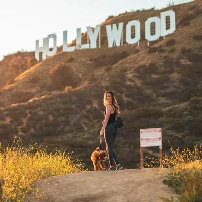 cô gái trải nghiệm một mình ở Hollywood