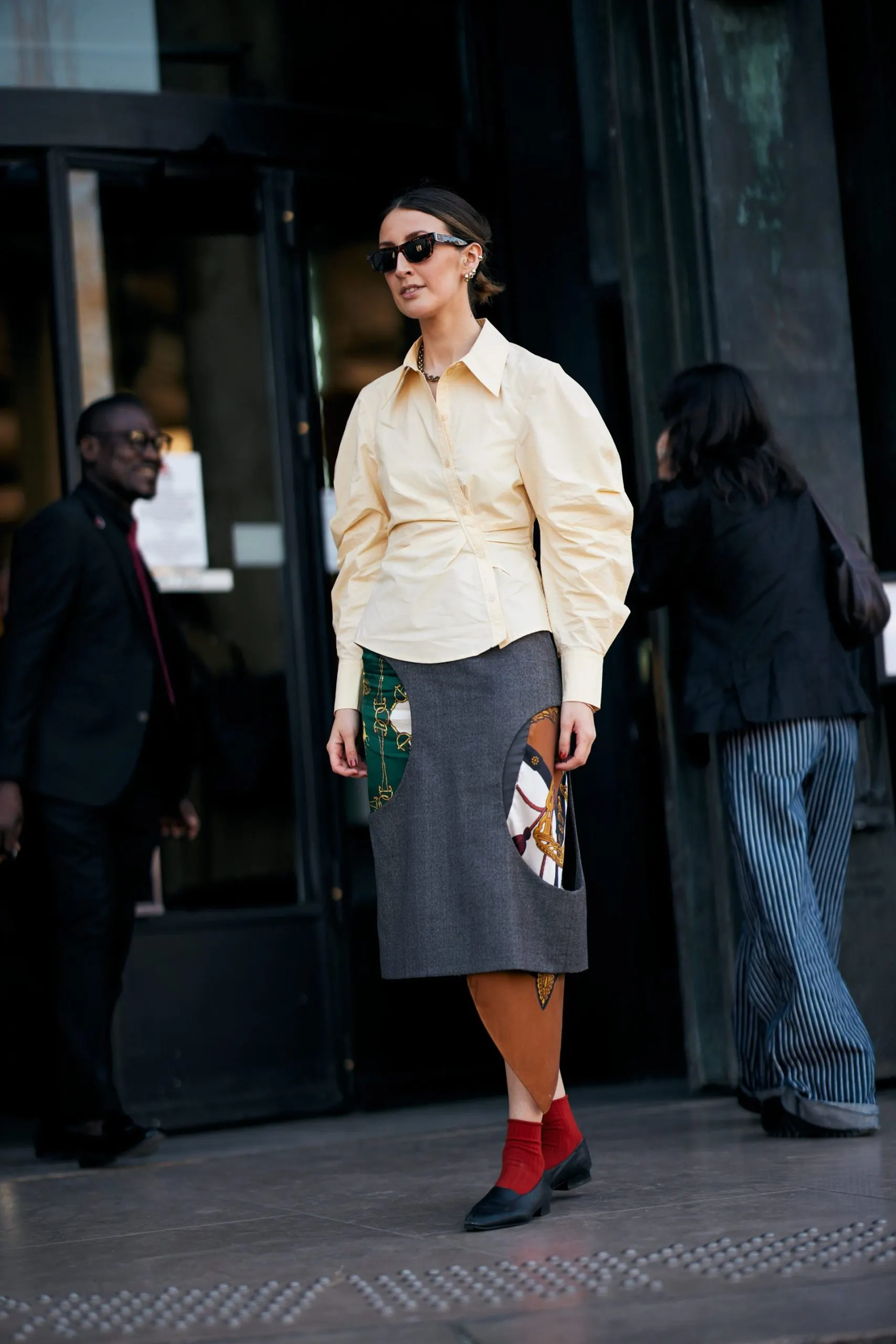 Họa tiết tròn trên chân váy