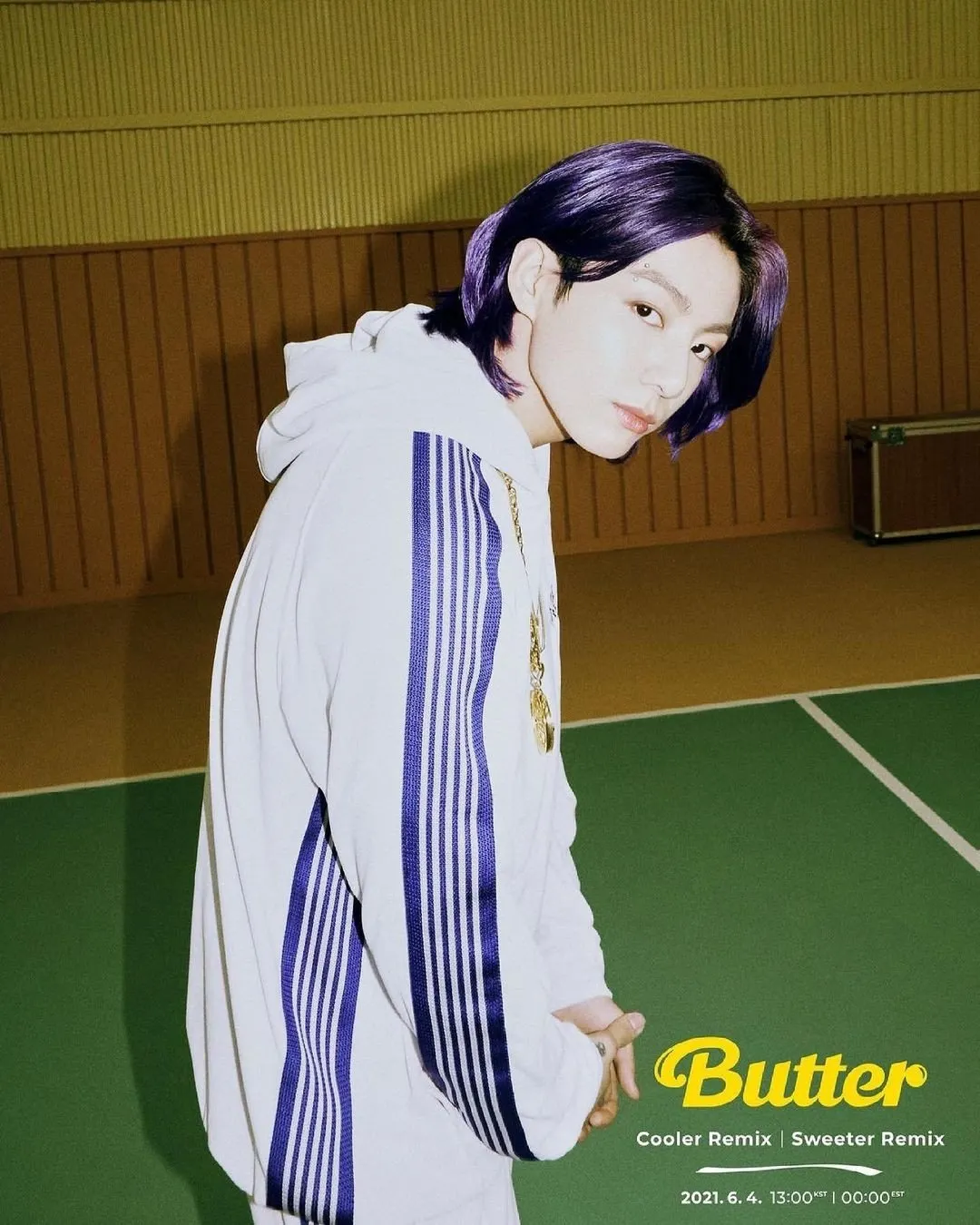 Nam thần tượng Jungkook diện thiết kế của NDLS trong một đợt quảng bá với BTS
