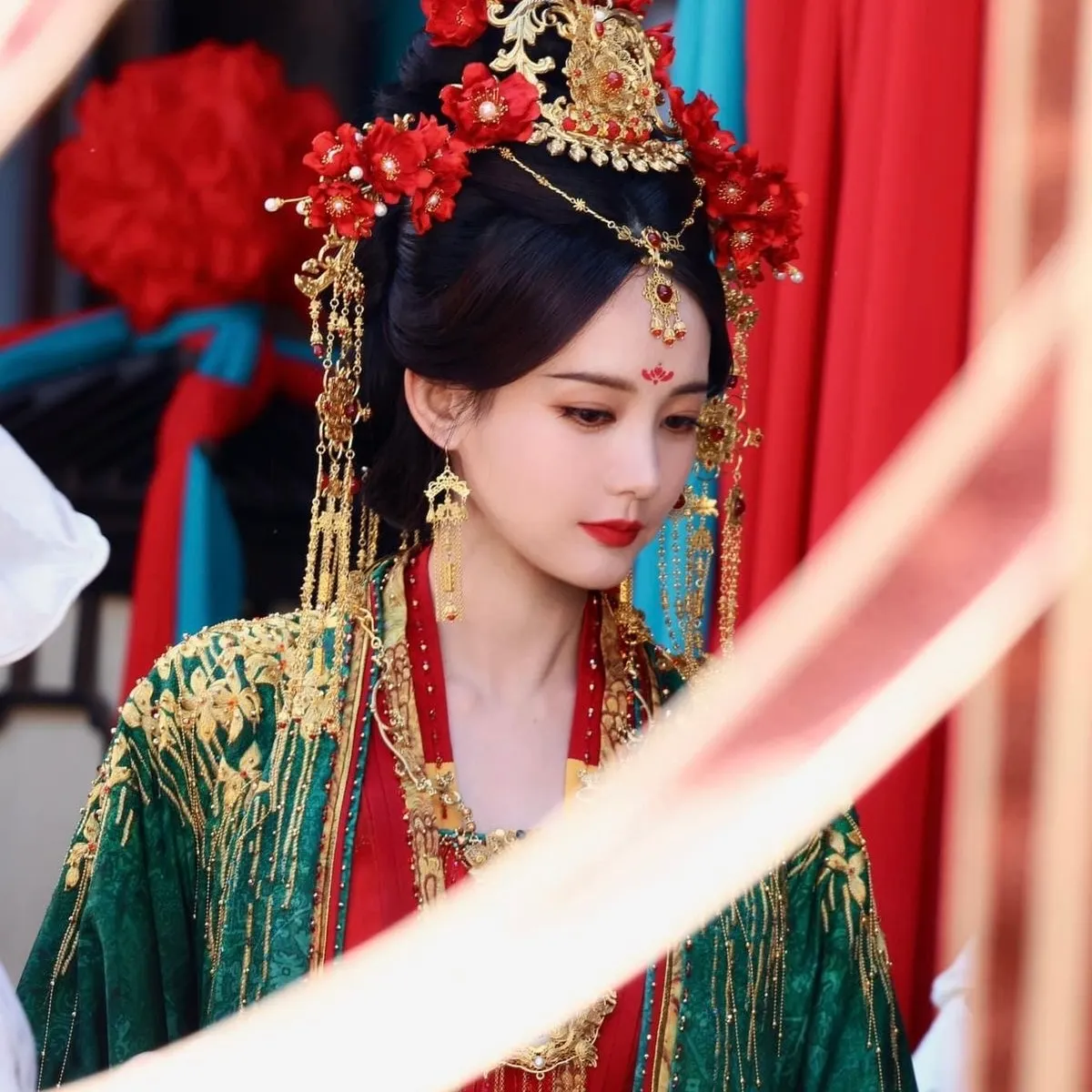 Son đỏ cổ điển và má cam đất tán mỏng trên gò má Lý Nhất Đồng.