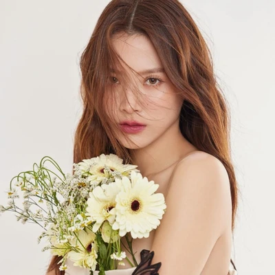 cô gái cầm đóa hoa