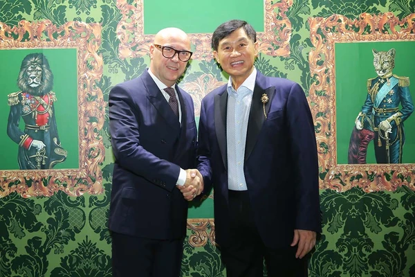 Ông Johnathan Hạnh Nguyễn đã chính thức mang Dolce & Gabbana về Việt Nam