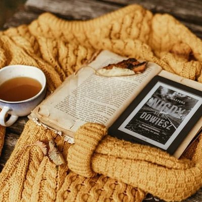 áo len màu vàng để trên ghế - cách bảo quản quần áo từ chất liệu khó nhằn