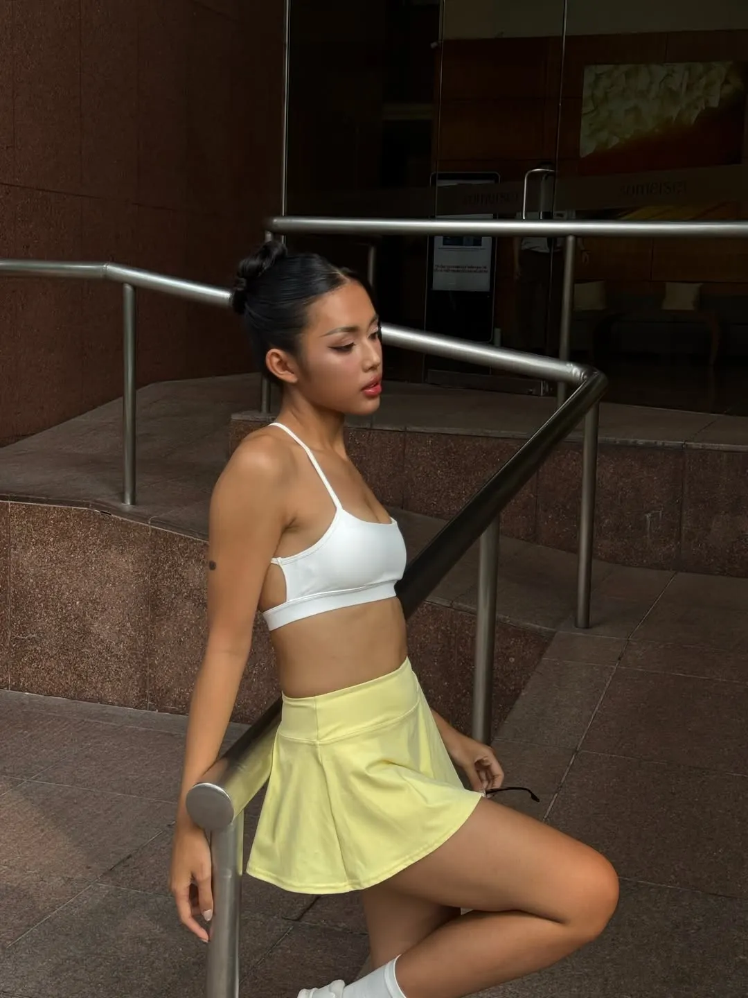 Áo bra-top trắng đơn giản làm nổi bật chiếc váy tập màu vàng, tạo diện mạo rạng rỡ cho buổi tập sáng.