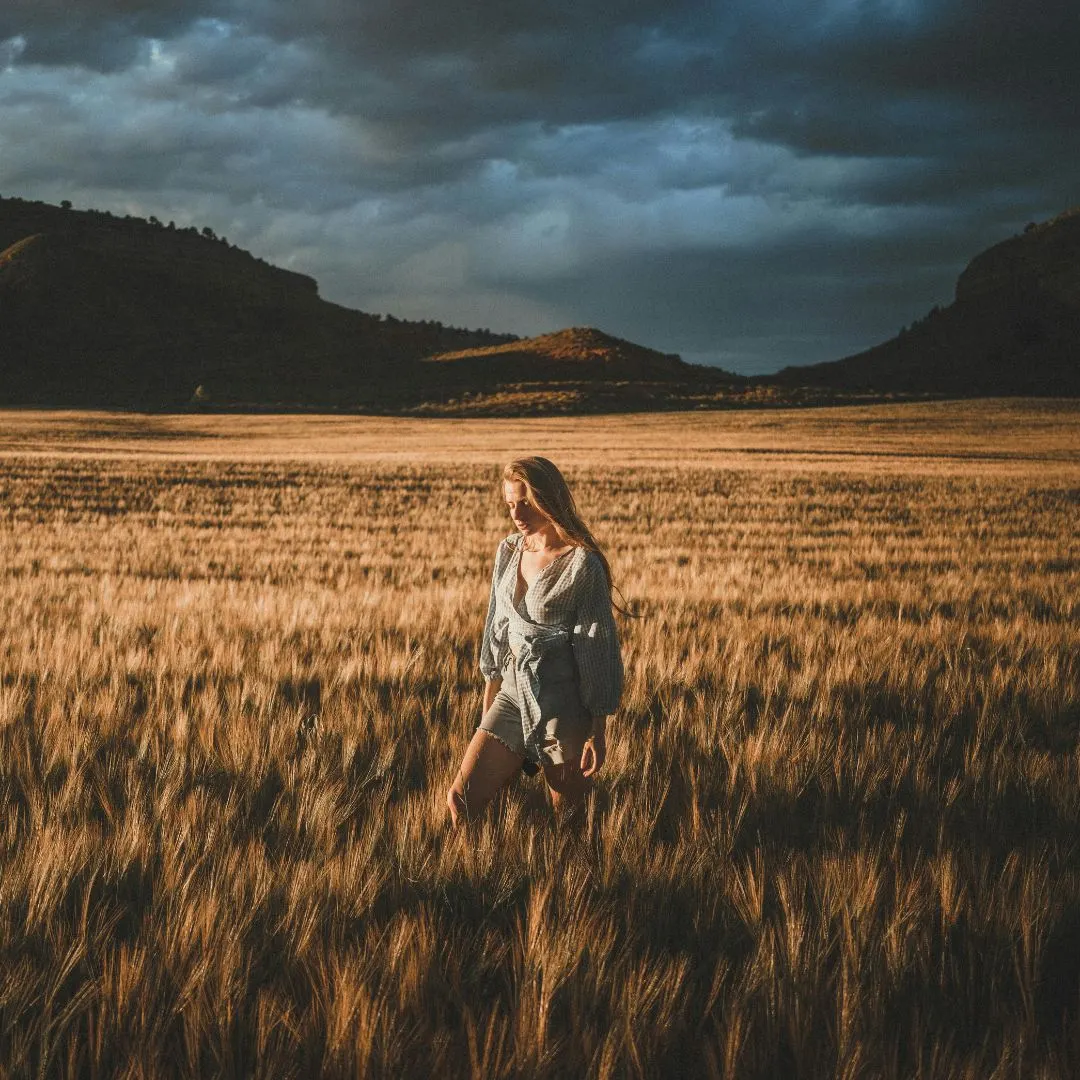 cô gái đi dạo trên cánh đồng tử vi ngày 24/4/2026