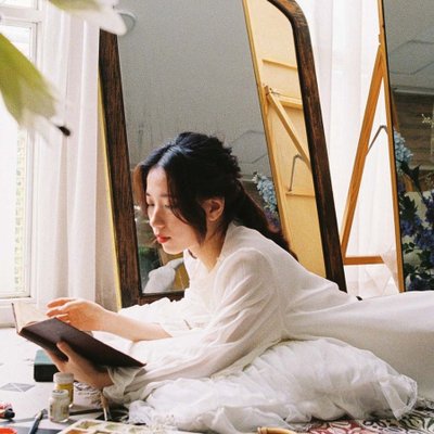 Cô gái đọc sách chọn ngành