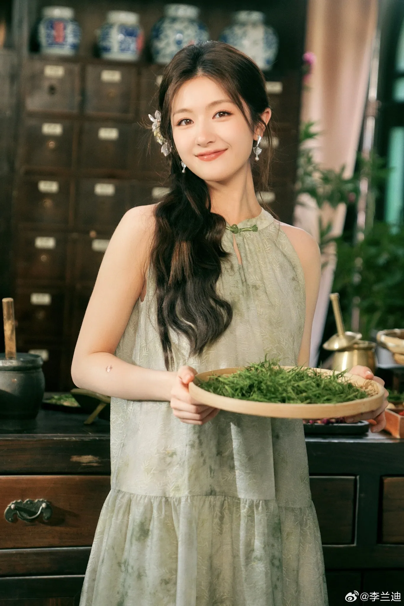 Lý Lan Địch mặc cổ phục như thể cô sinh ra đã thuộc về chất liệu ấy.

