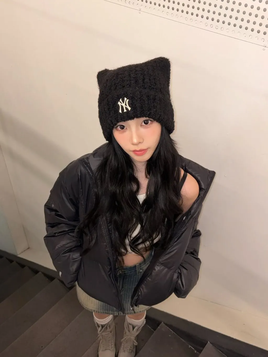 Street style mùa đông với earflap beanie và áo phao oversized.