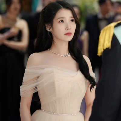 elle-thumb-vuong-phong-cach-thoi-trang-iu-perfect-crown