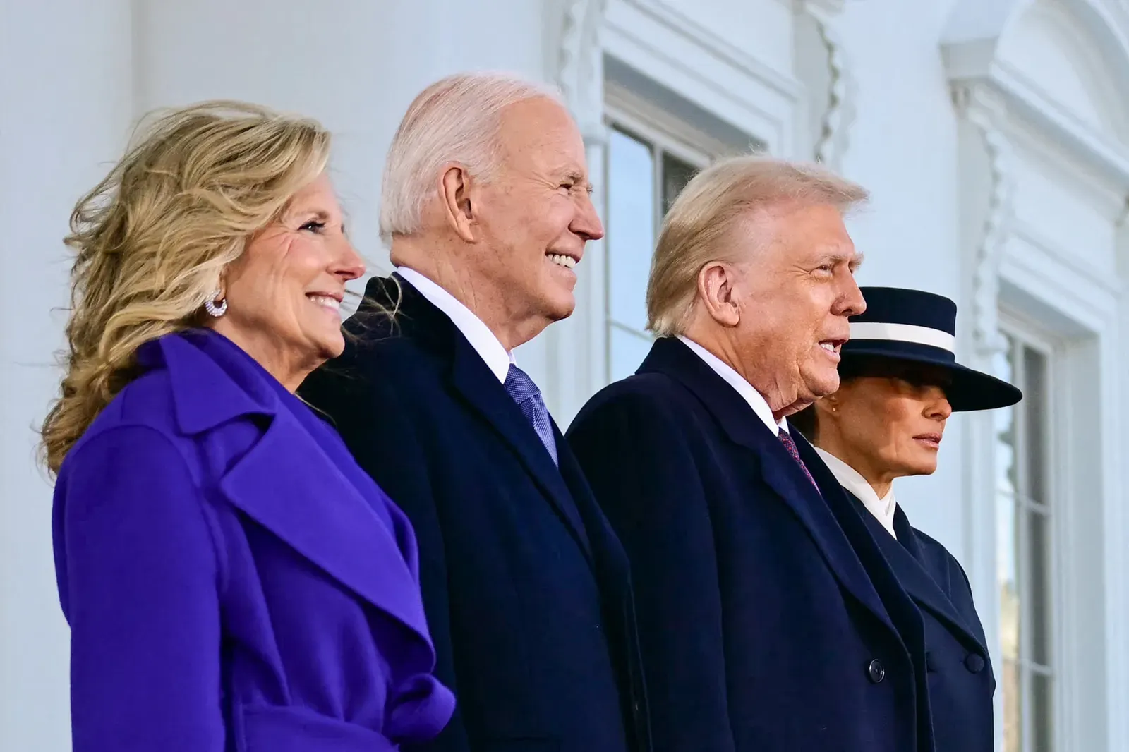 Melania Trump chụp hình cùng chồng và tổng thống Biden