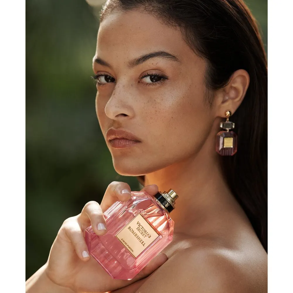 Hình ảnh người mẫu với nước hoa Bombshell của Victoria's Secret. 