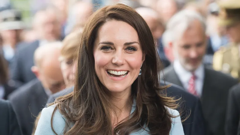 công nương kate middleton son môi charlotte