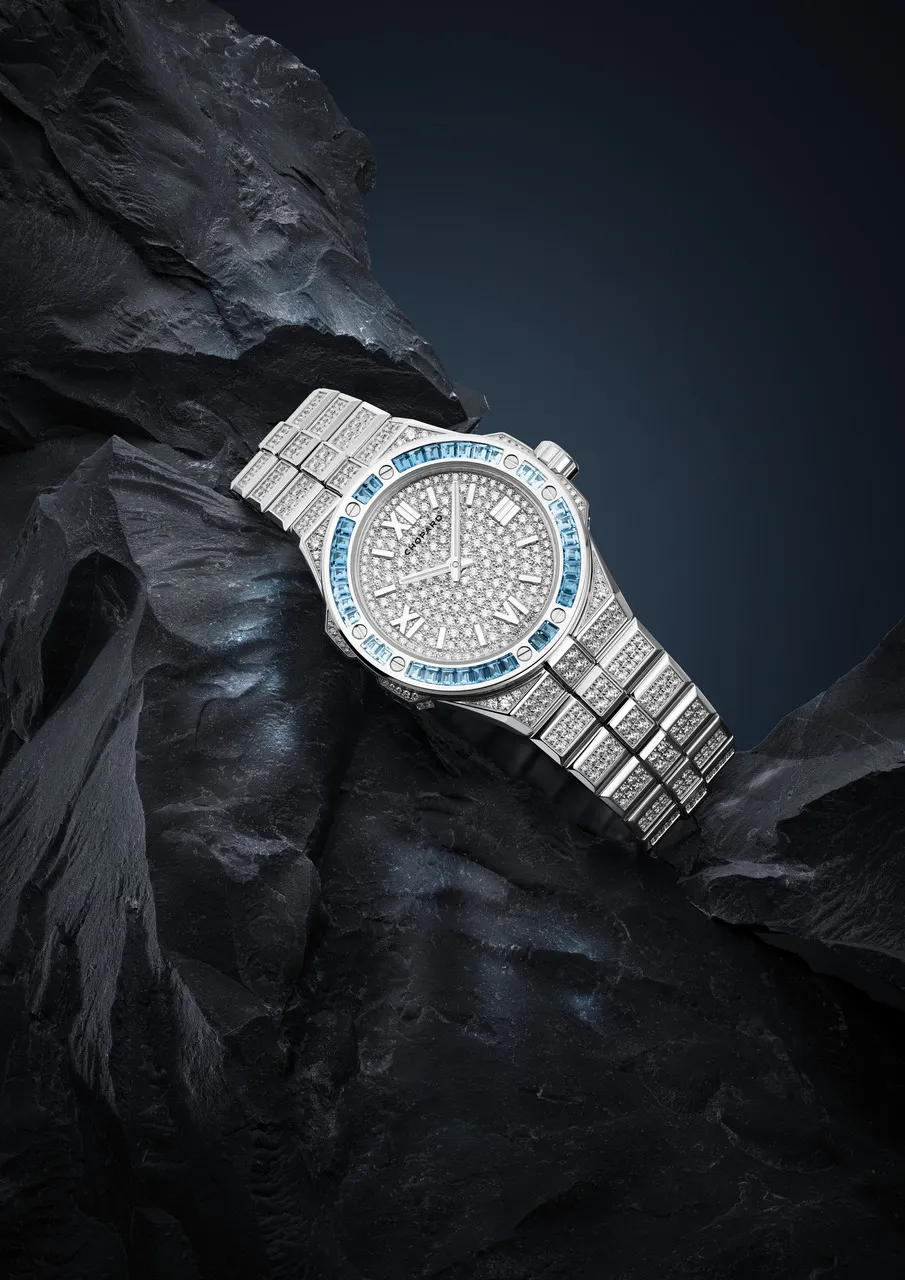 Alpine Eagle 33 Frozen Topaz Blue làm từ vàng trắng 18K đính kim cương và hoàng ngọc màu xanh