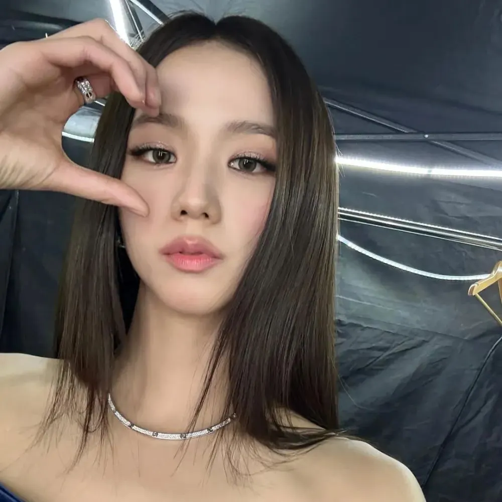 Jisoo cận mặt với vùng mắt sáng, không thâm mắt
