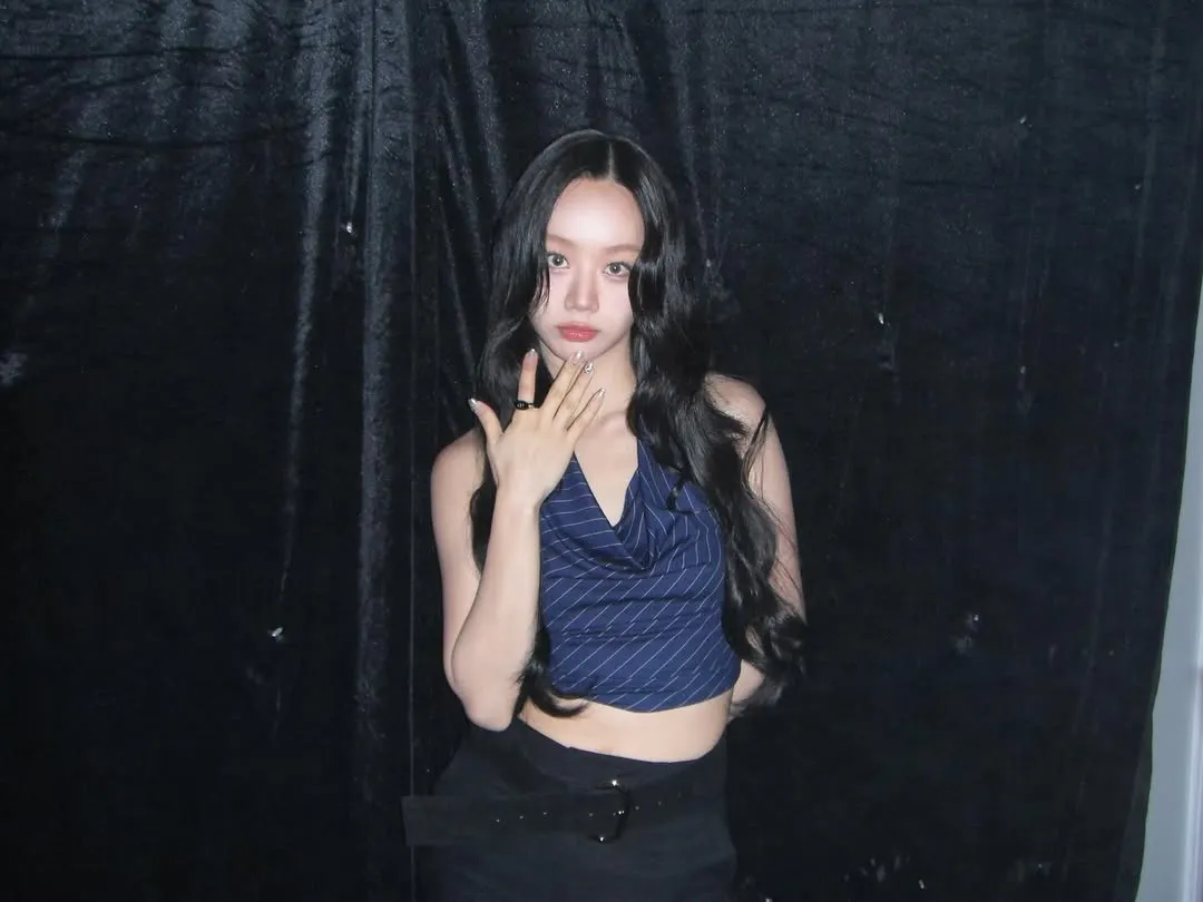 Lee Hyeri diện áo cổ yếm 