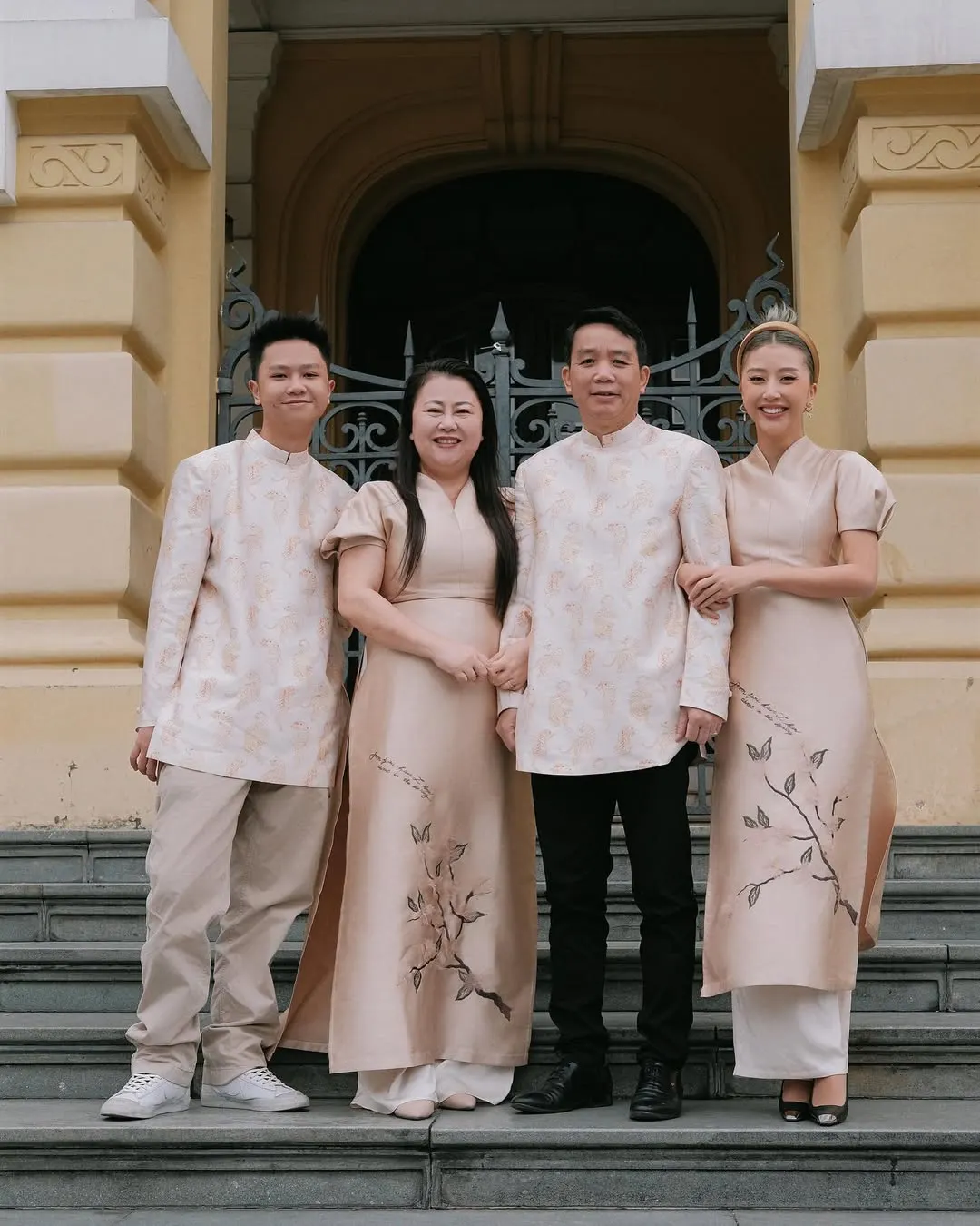 trang phục Tết 2022 gia đình quỳnh anh shyn