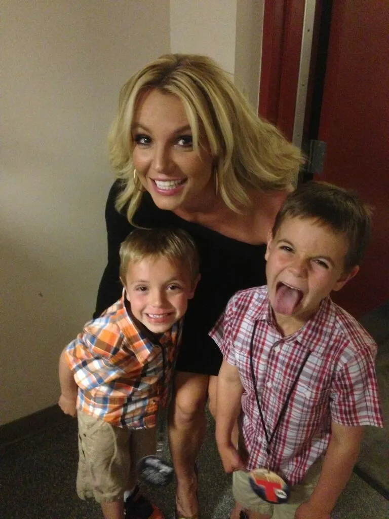 Ca sĩ Britney Spears và các con.