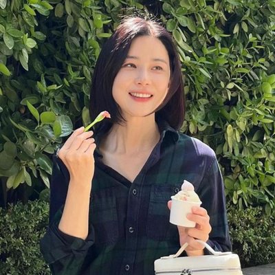 Lee Bo Young dưỡng da rạng rỡ ở độ tuổi 45.