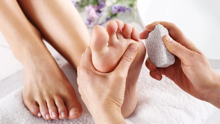 cách chữa da khô bàn chân mùa đông